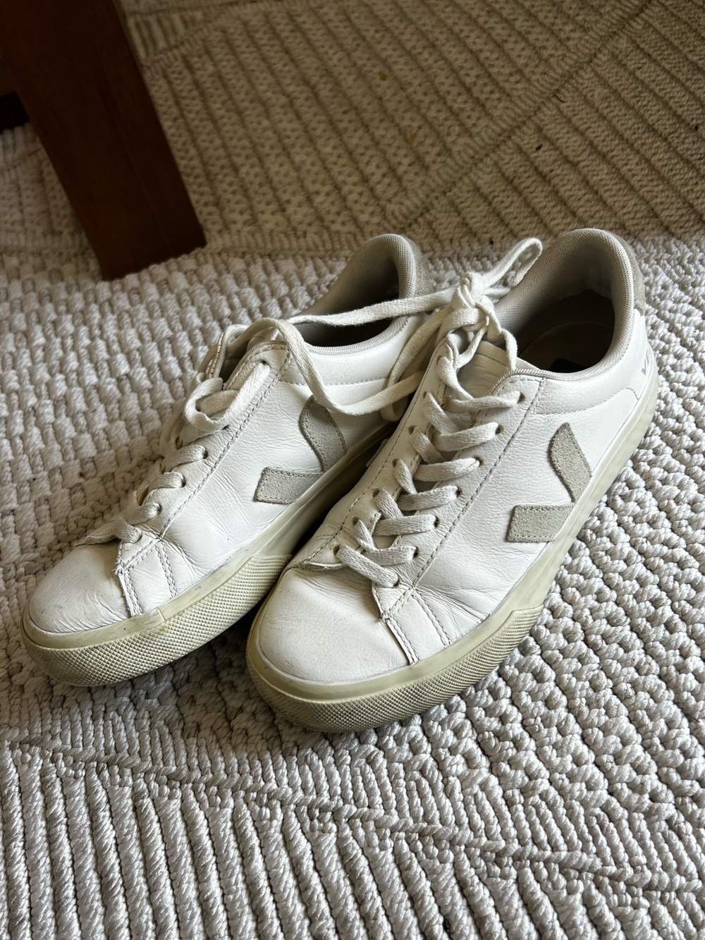 Veja women’s Sneakers in Off-White/Cream